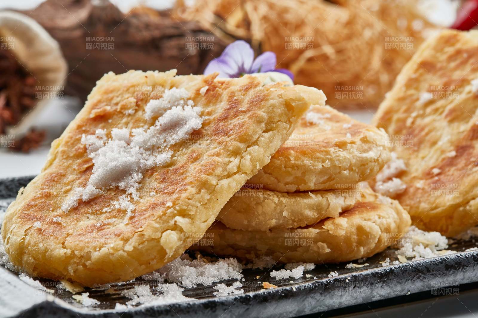 精美餐具装的香酥口袋饼图片