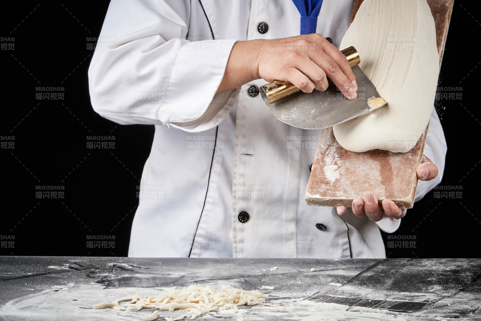 技艺精湛的山西刀削面师在展示刀削面制作图片