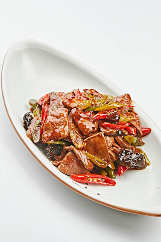 白色瓷盘装的木耳辣椒炒猪肝图片