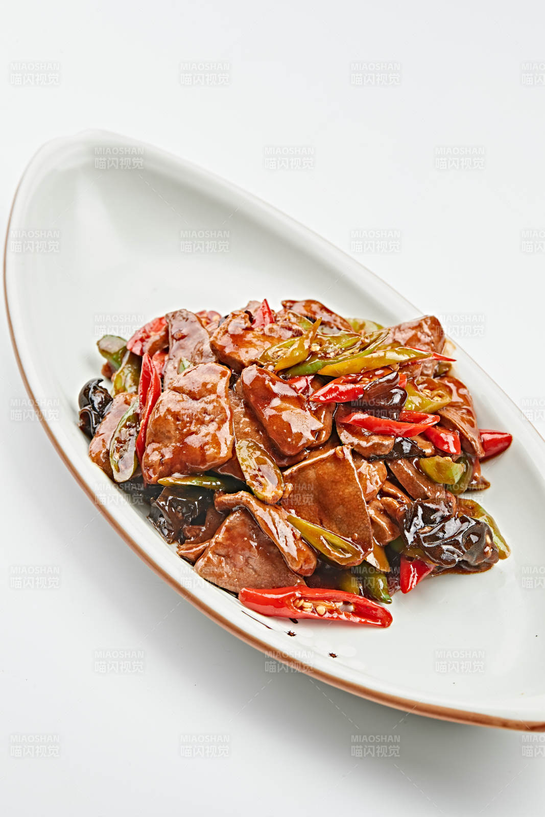 白色瓷盘装的木耳辣椒炒猪肝图片