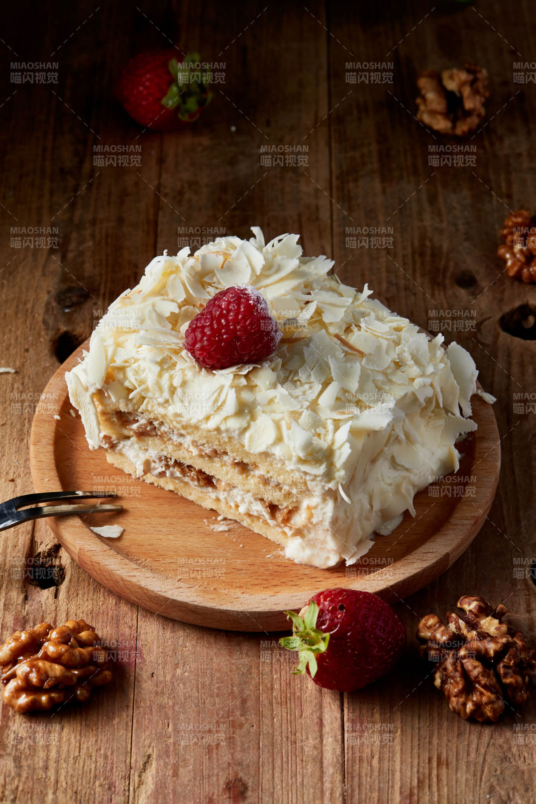 草莓白巧克力榴莲慕斯生日蛋糕图片