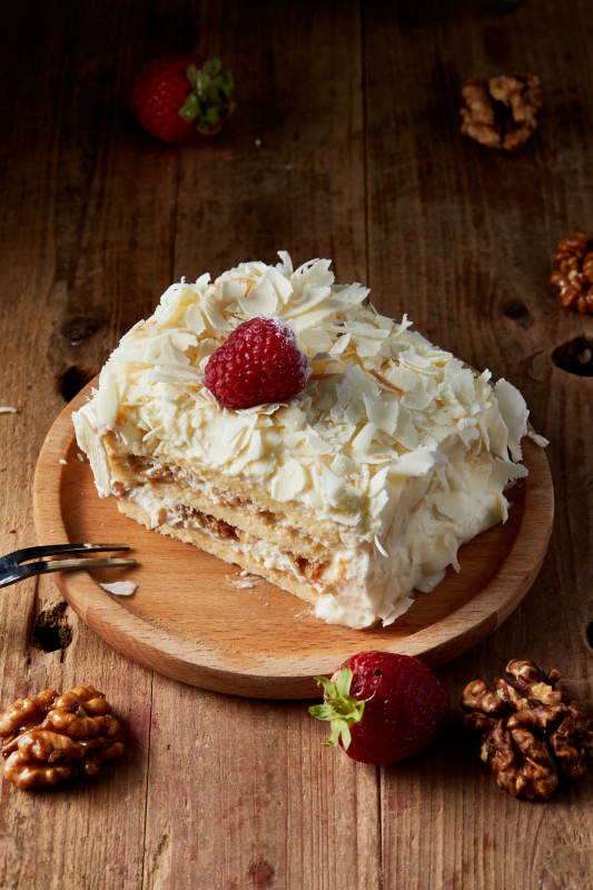 草莓白巧克力榴莲慕斯生日蛋糕图片