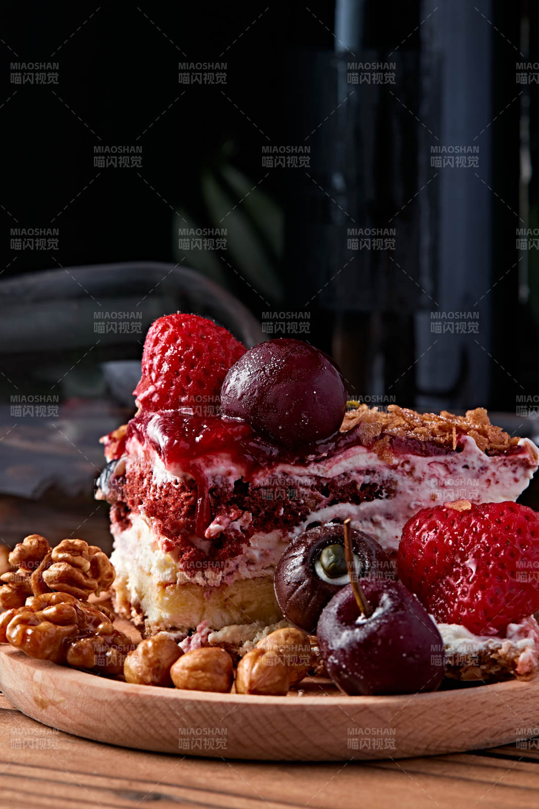 鲜水果点缀的鲜奶慕斯草莓烤坚果生日蛋糕图片