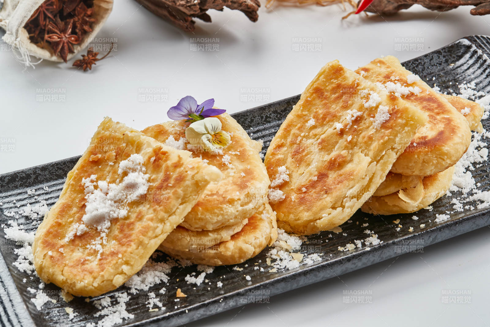 精美餐具装的香酥口袋饼图片