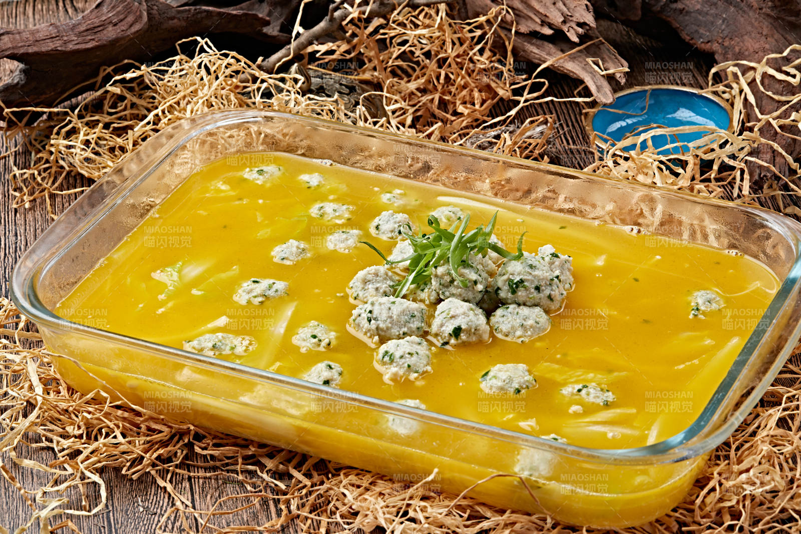 浓汤小白菜炖香菜鸡肉丸图片