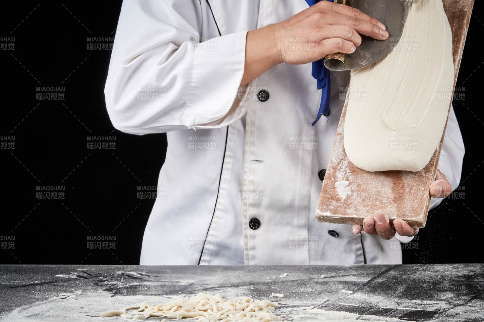 技艺精湛的山西刀削面师在展示刀削面制作图片