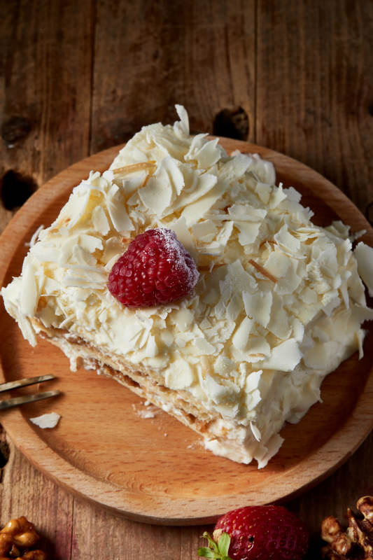 草莓白巧克力榴莲慕斯生日蛋糕图片