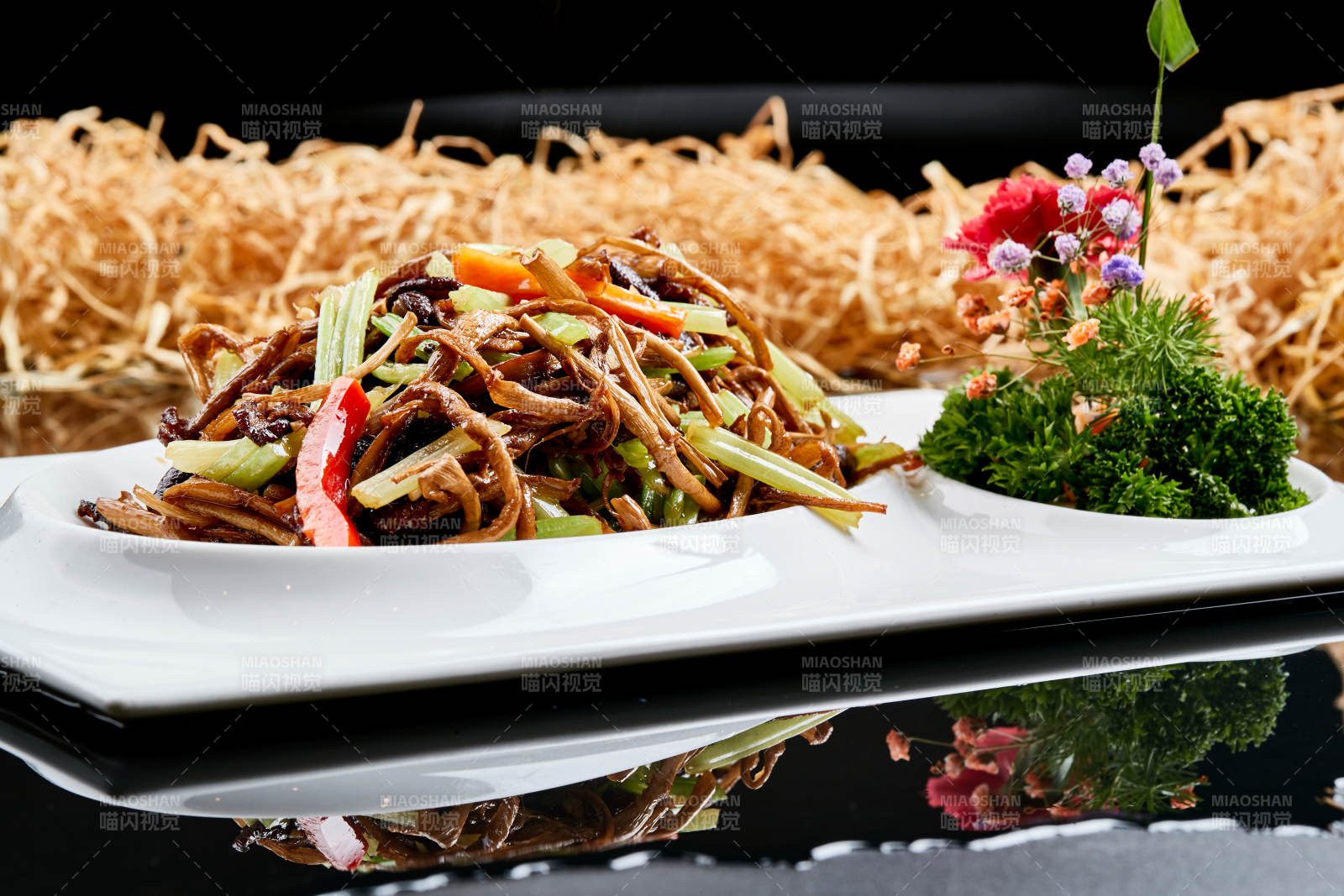 白色瓷盘装的双椒丝木耳小炒茶树菇图片