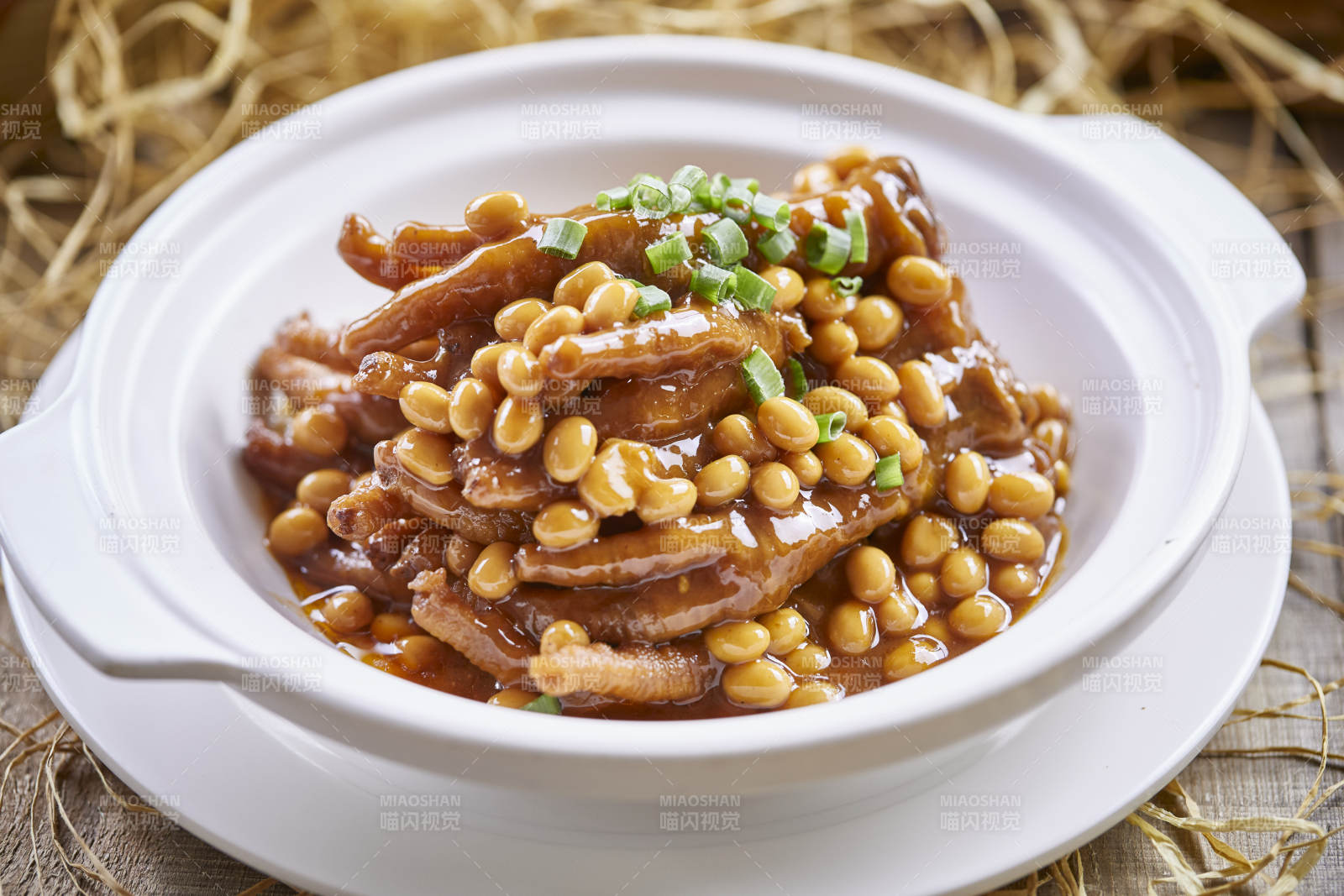 白色砂锅装的黄豆焖鸡脚凤爪图片