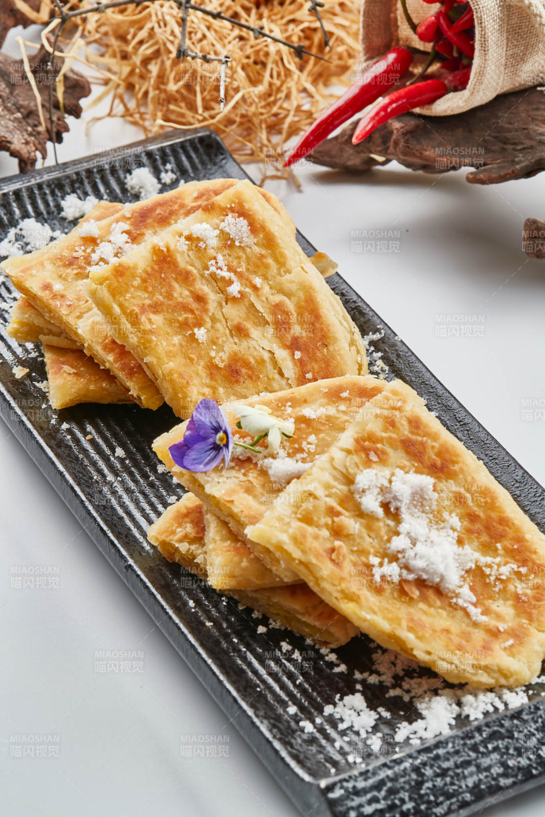 精美餐具装的香酥口袋饼图片