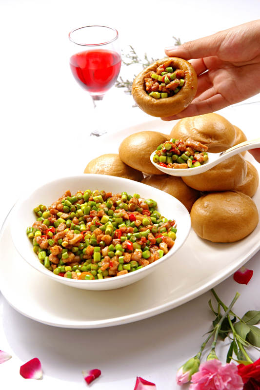 瓷盘装的窝头渣渣鸭图片