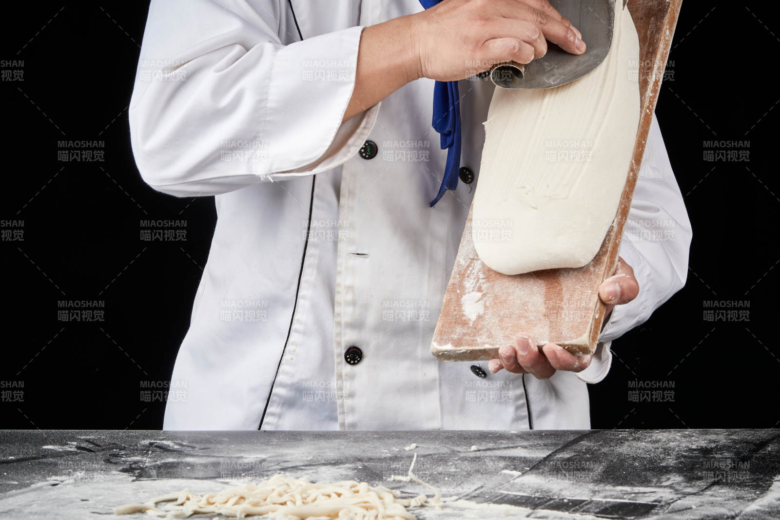 技艺精湛的山西刀削面师在展示刀削面制作图片