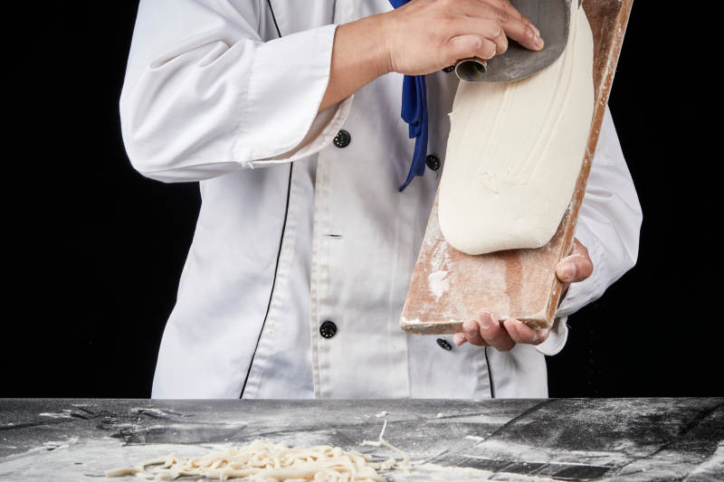 技艺精湛的山西刀削面师在展示刀削面制作图片