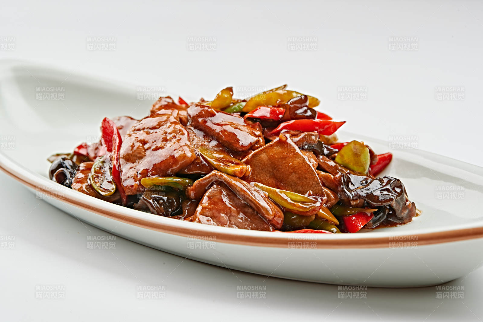 白色瓷盘装的木耳辣椒炒猪肝图片