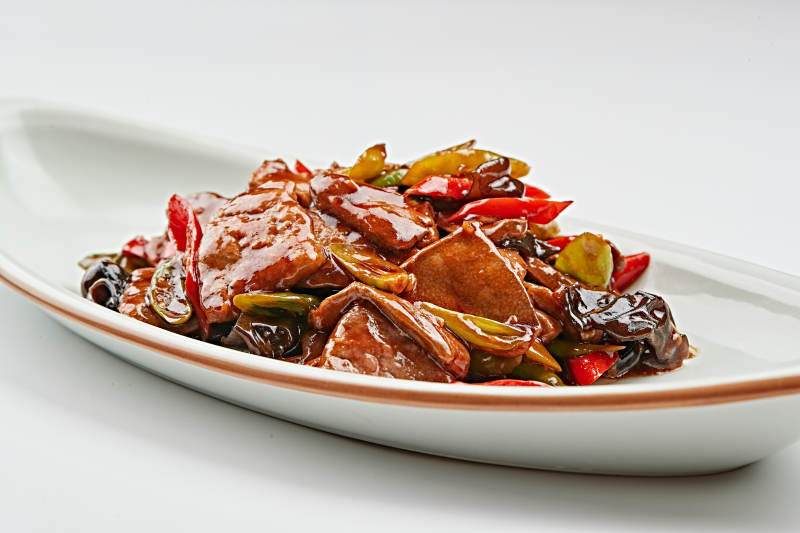 白色瓷盘装的木耳辣椒炒猪肝图片