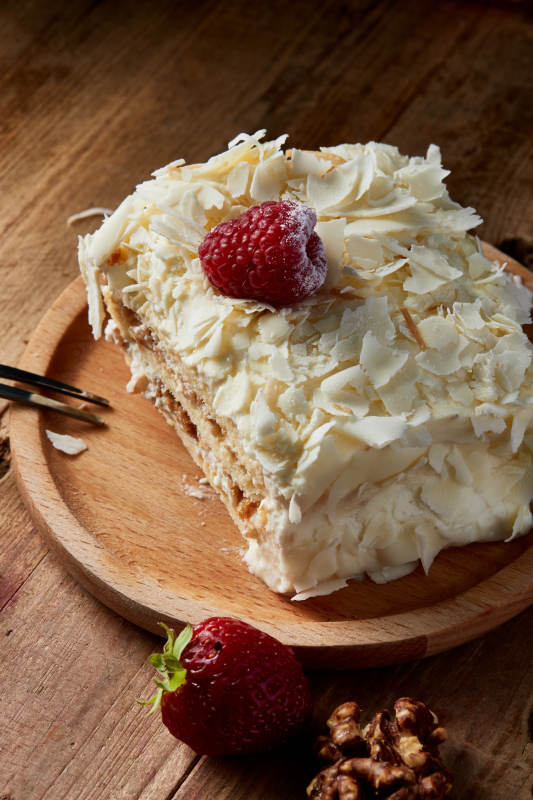 草莓白巧克力榴莲慕斯生日蛋糕图片