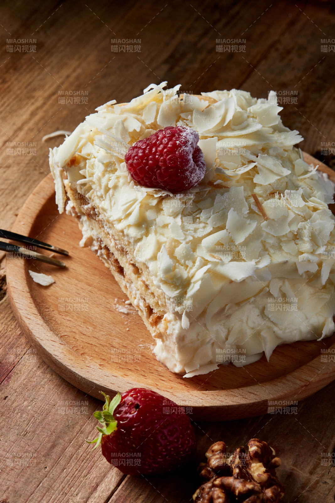 草莓白巧克力榴莲慕斯生日蛋糕图片