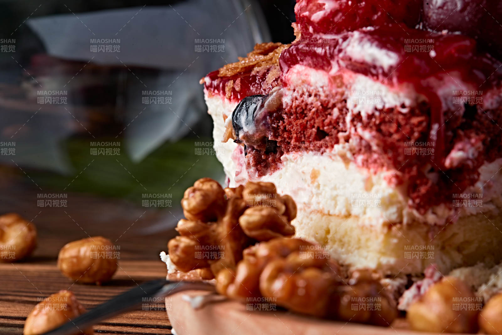 鲜水果点缀的鲜奶慕斯草莓烤坚果生日蛋糕图片