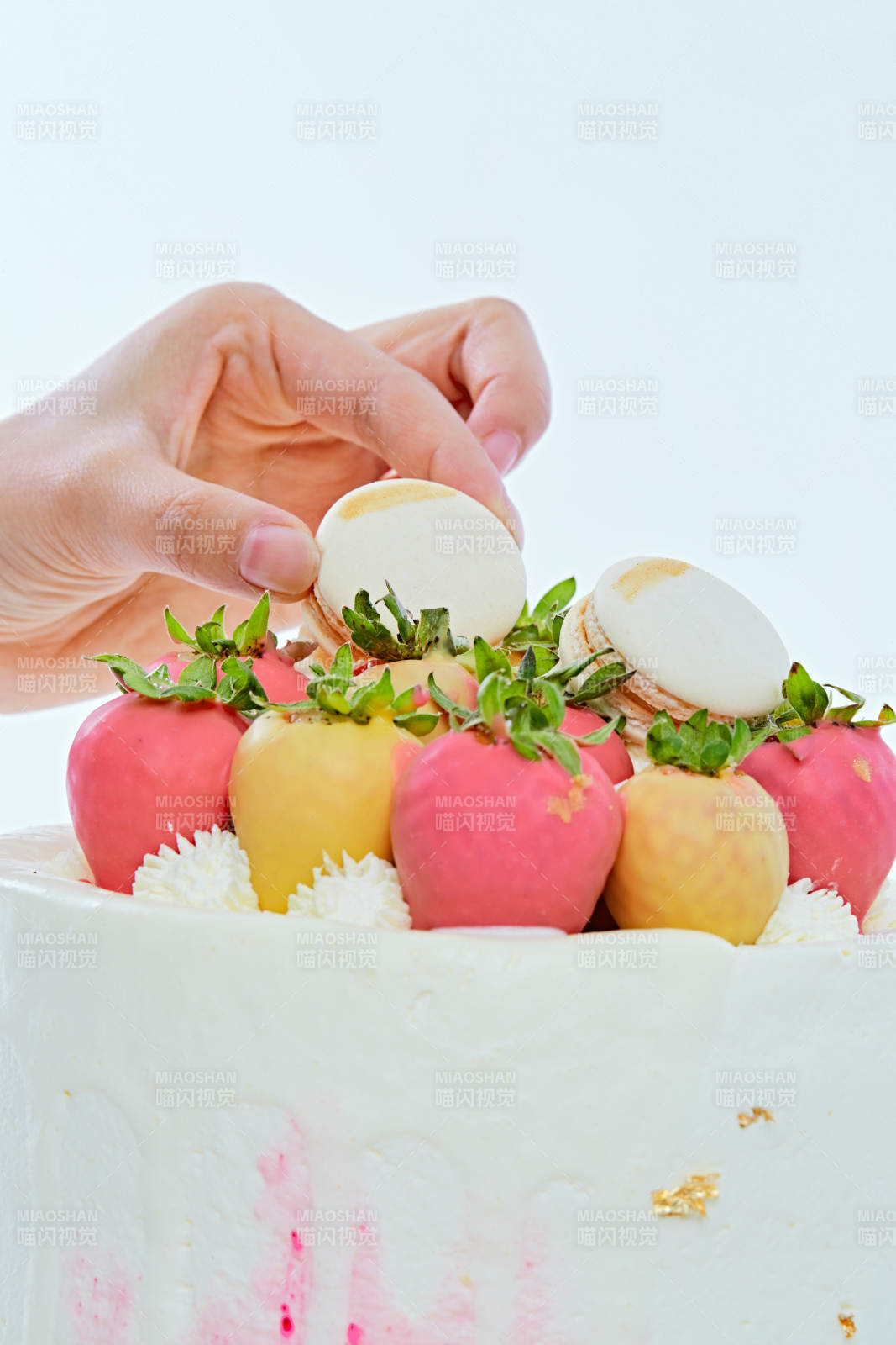 鲜草莓马卡龙法式多层奶夹心油蛋糕图片