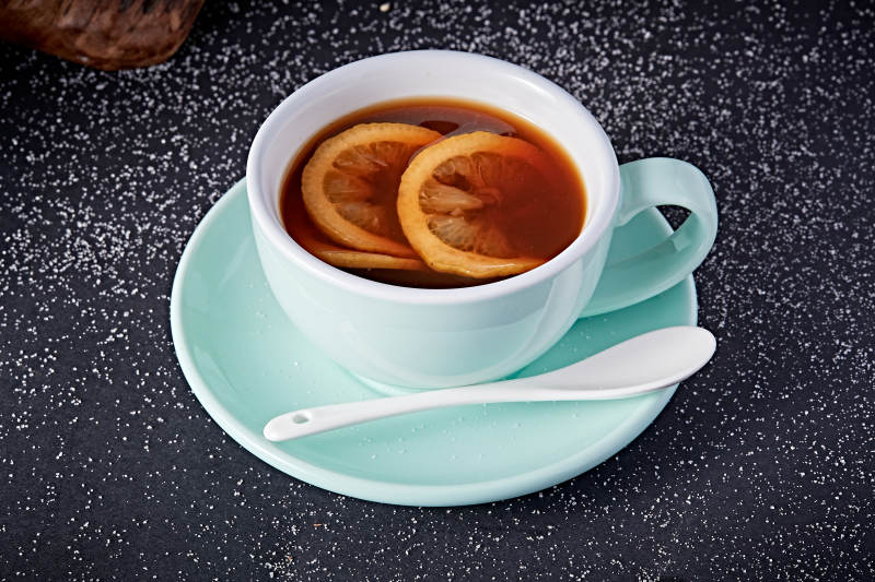 柠檬红茶摆放在黑色背景上图片