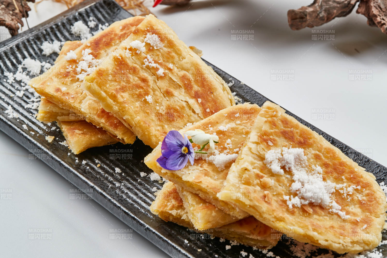 精美餐具装的香酥口袋饼图片