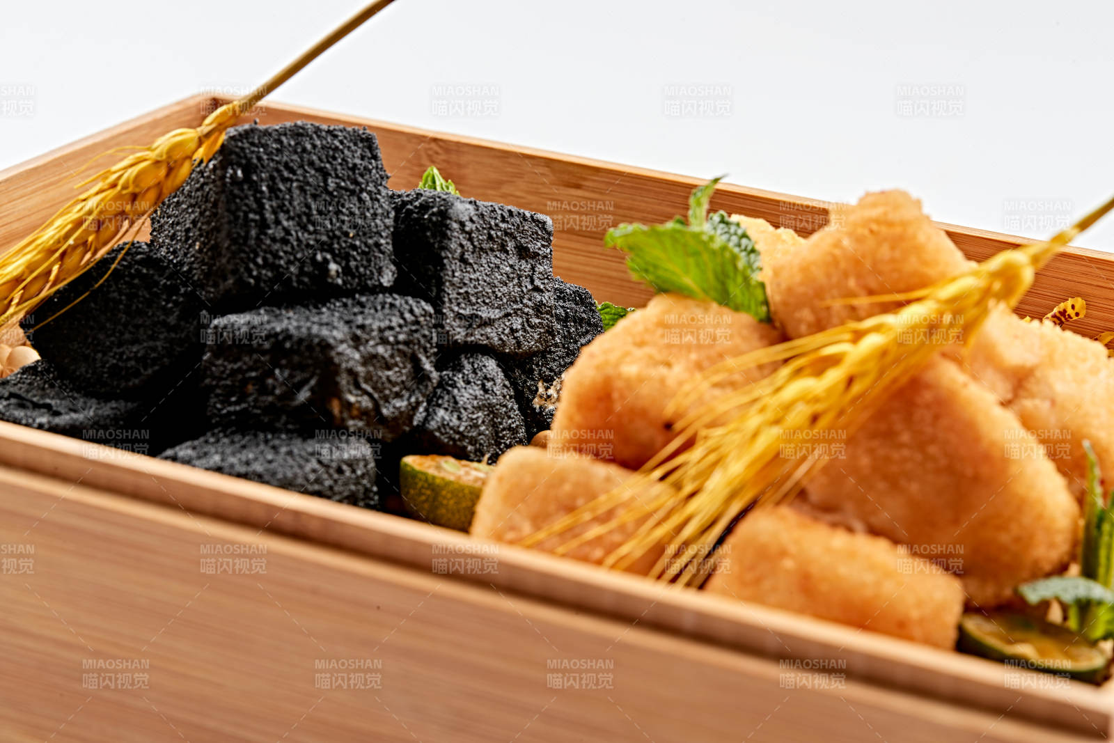 木质食盒装的自制双色炸豆腐图片