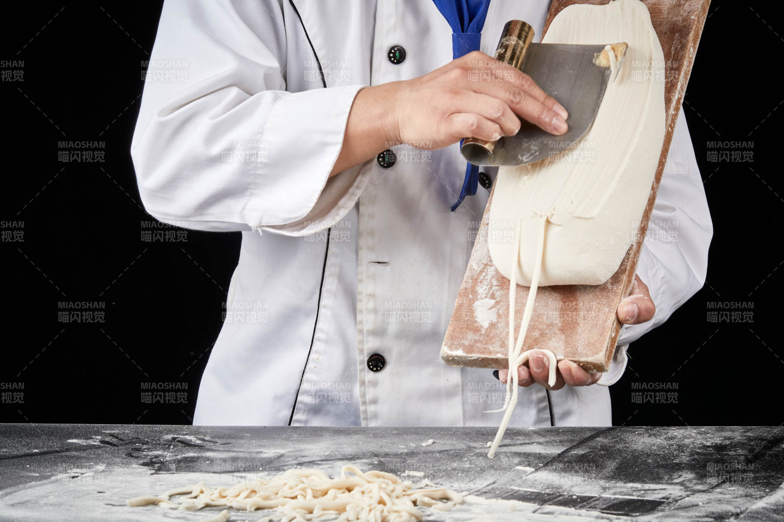 技艺精湛的山西刀削面师在展示刀削面制作图片