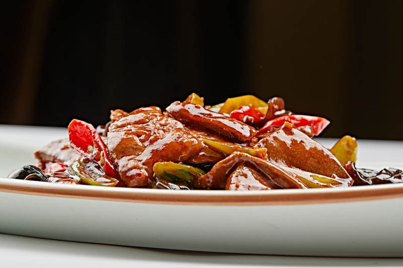 白色瓷盘装的木耳辣椒炒猪肝图片