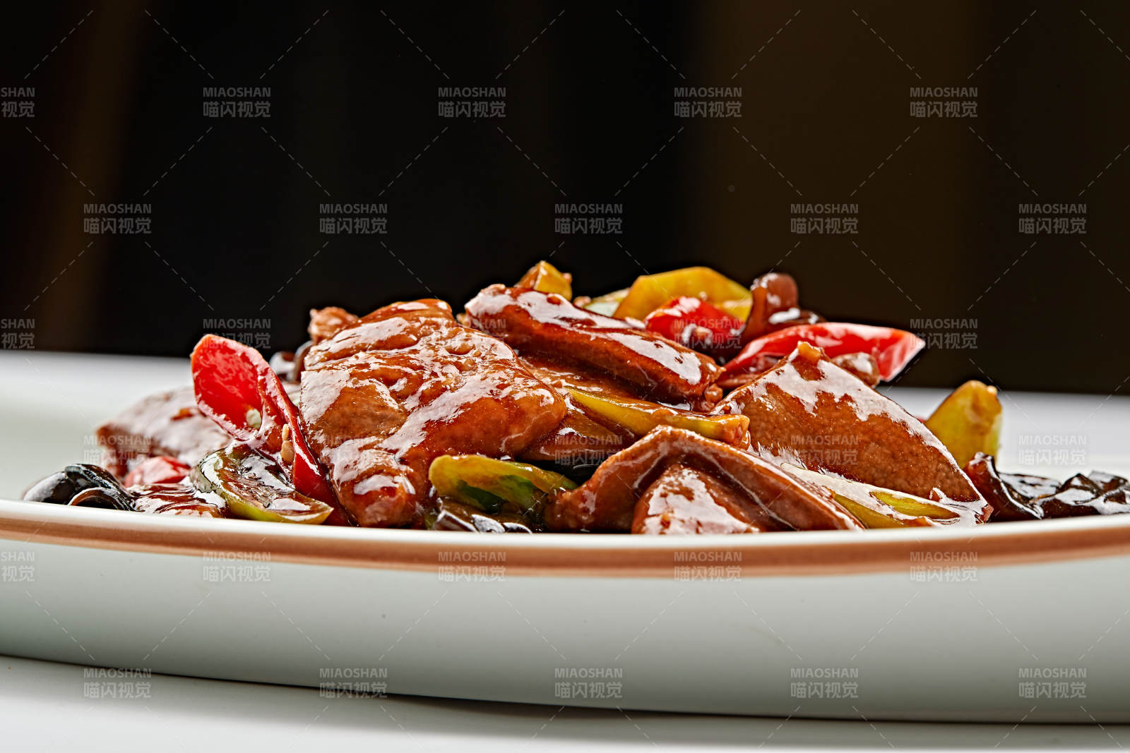 白色瓷盘装的木耳辣椒炒猪肝图片