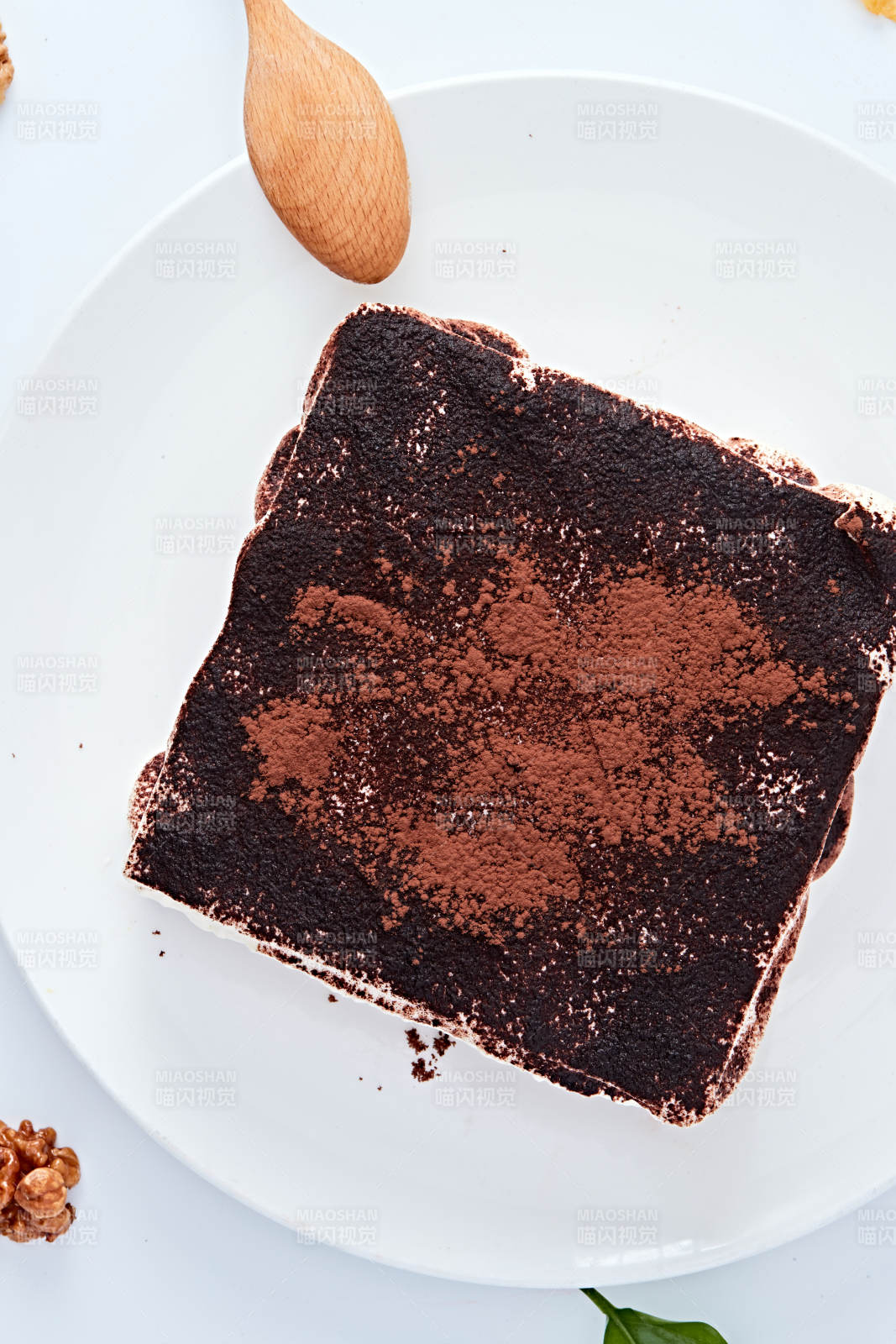 可可粉撒粉鲜奶酪黑森林蛋糕图片