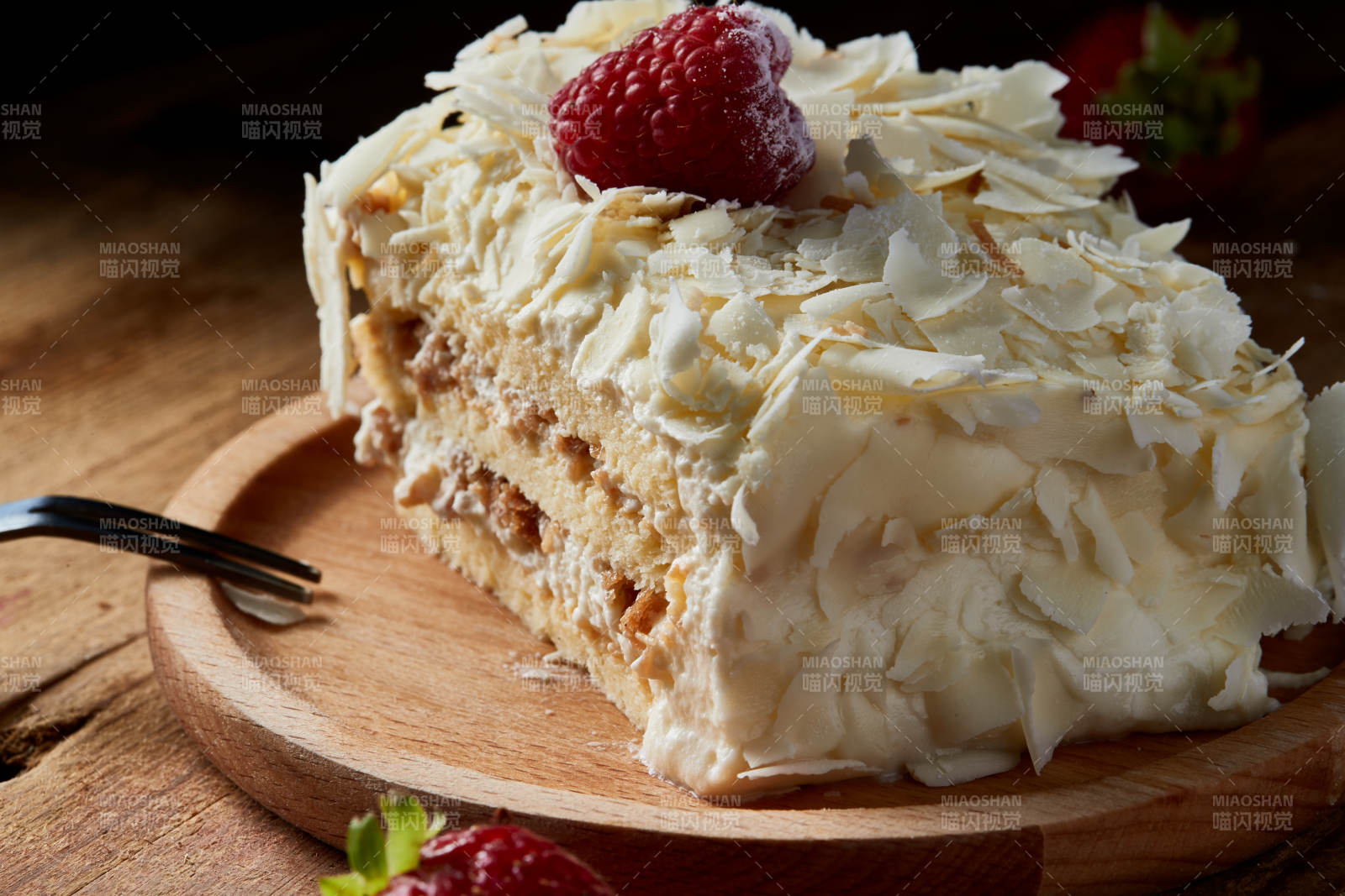 草莓白巧克力榴莲慕斯生日蛋糕图片