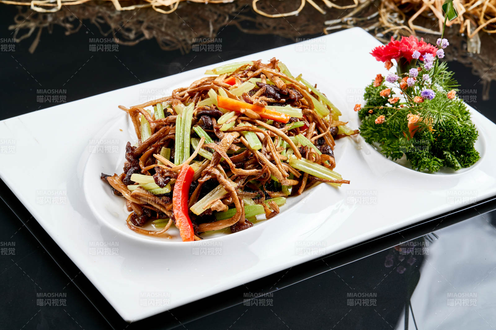 白色瓷盘装的双椒丝木耳小炒茶树菇图片