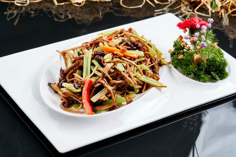 白色瓷盘装的双椒丝木耳小炒茶树菇图片