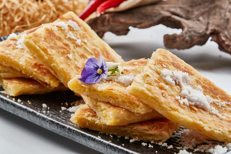 精美餐具装的香酥口袋饼图片