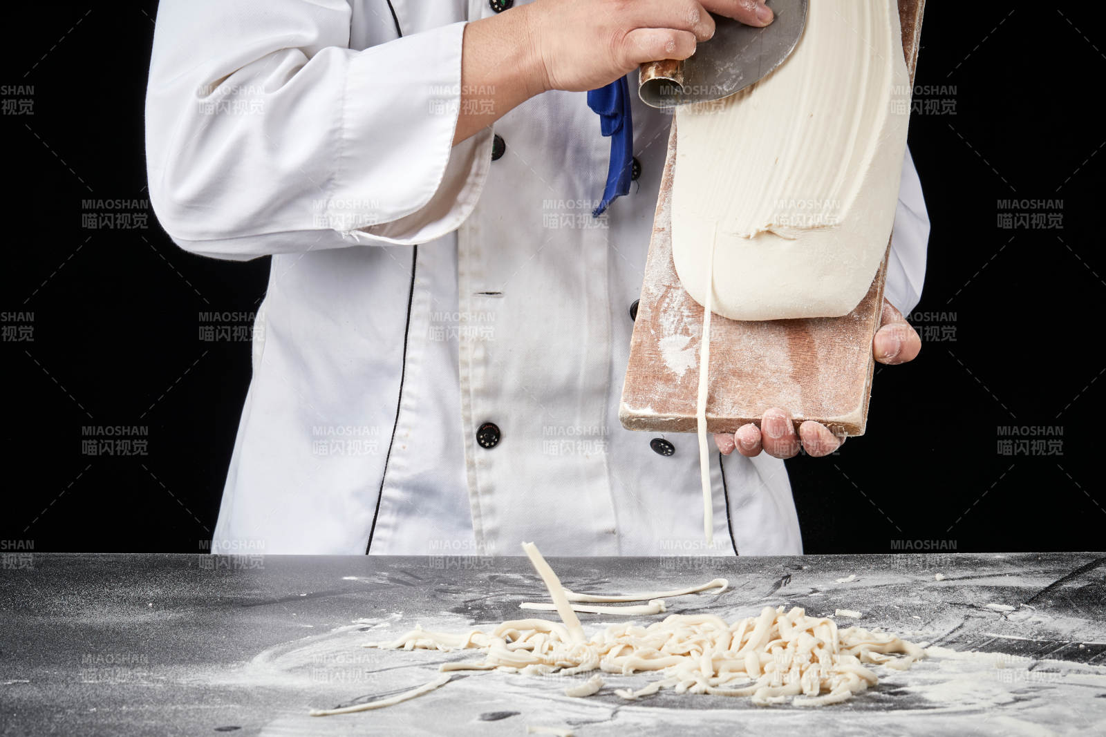 技艺精湛的山西刀削面师在展示刀削面制作图片