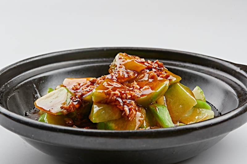 黑色砂锅装的卤汁肉酱青萝卜图片