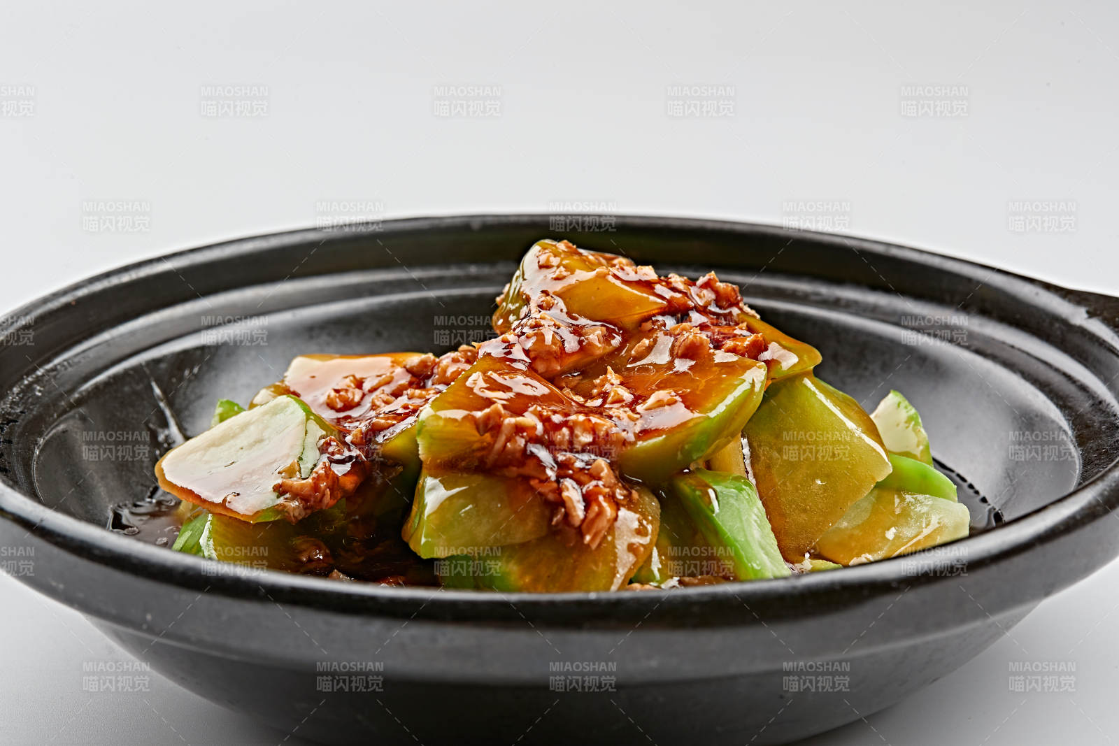 黑色砂锅装的卤汁肉酱青萝卜图片