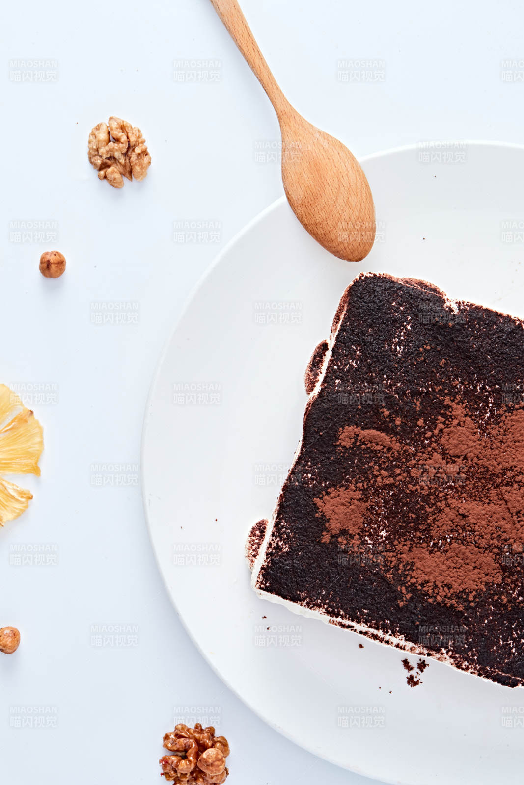 可可粉撒粉鲜奶酪黑森林蛋糕图片