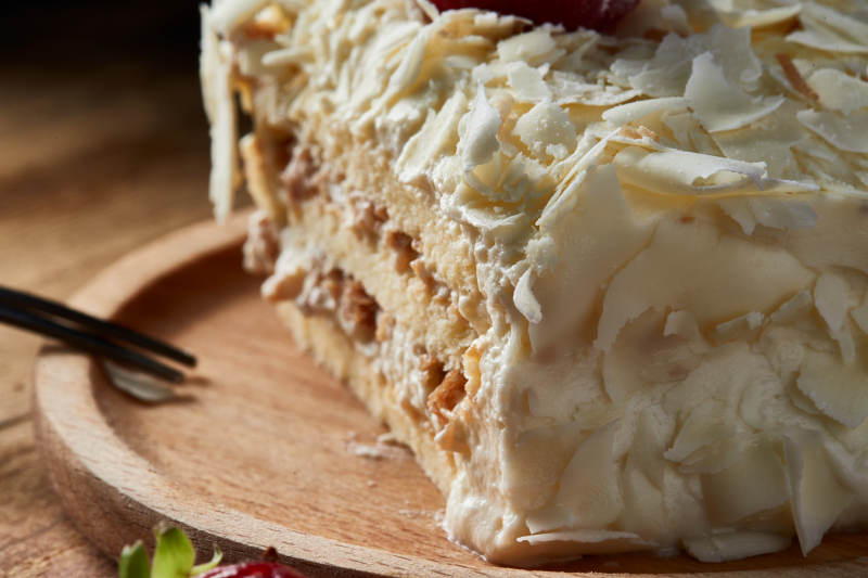 草莓白巧克力榴莲慕斯生日蛋糕图片