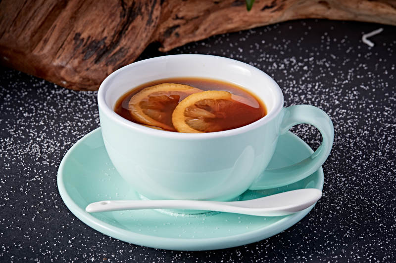 柠檬红茶摆放在黑色背景上图片