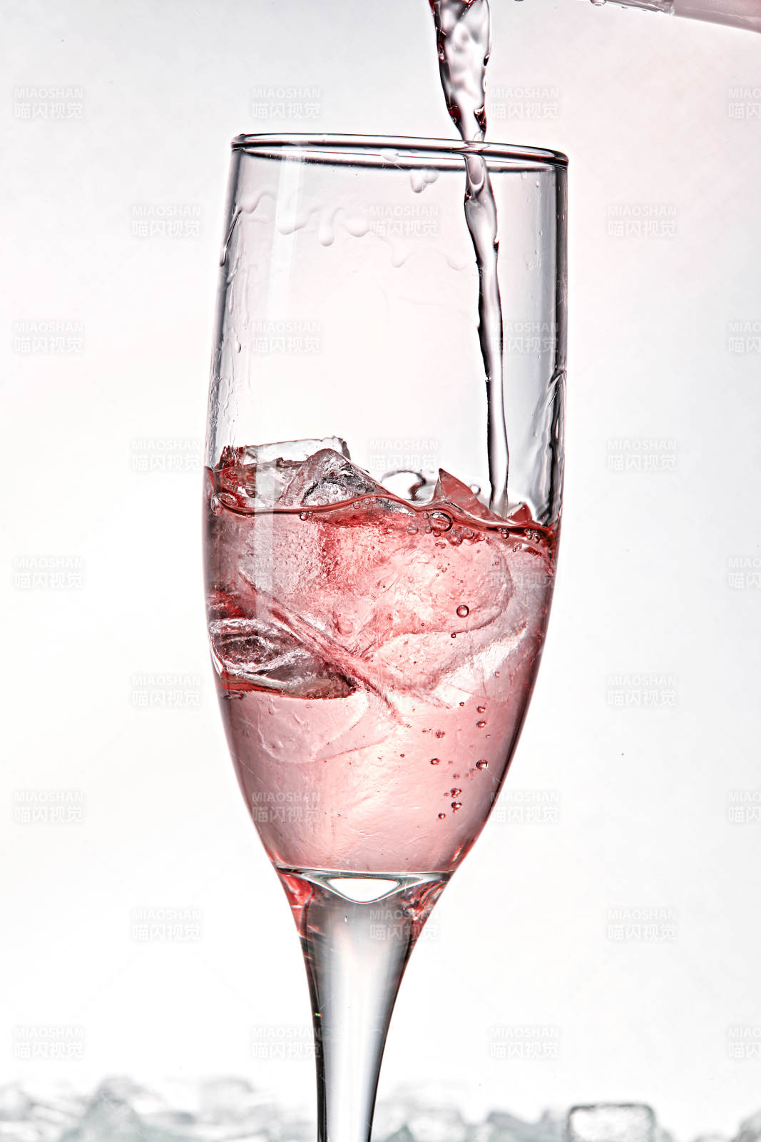 布满冰块的酒杯中的清凉桃子味预调酒图片