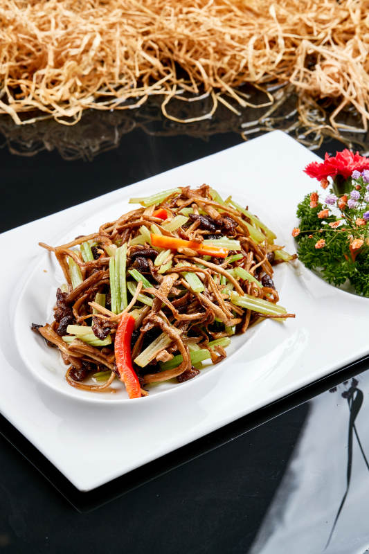 白色瓷盘装的双椒丝木耳小炒茶树菇图片