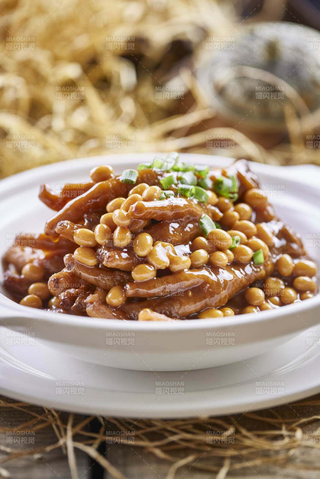 白色砂锅装的黄豆焖鸡脚凤爪图片