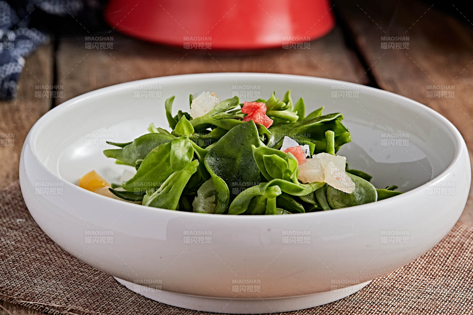 白色瓷盘装的的水果粒炝拌穿心莲图片