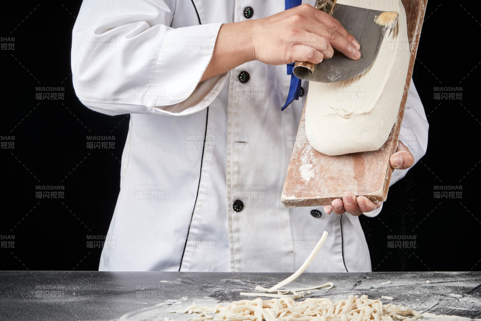 技艺精湛的山西刀削面师在展示刀削面制作图片