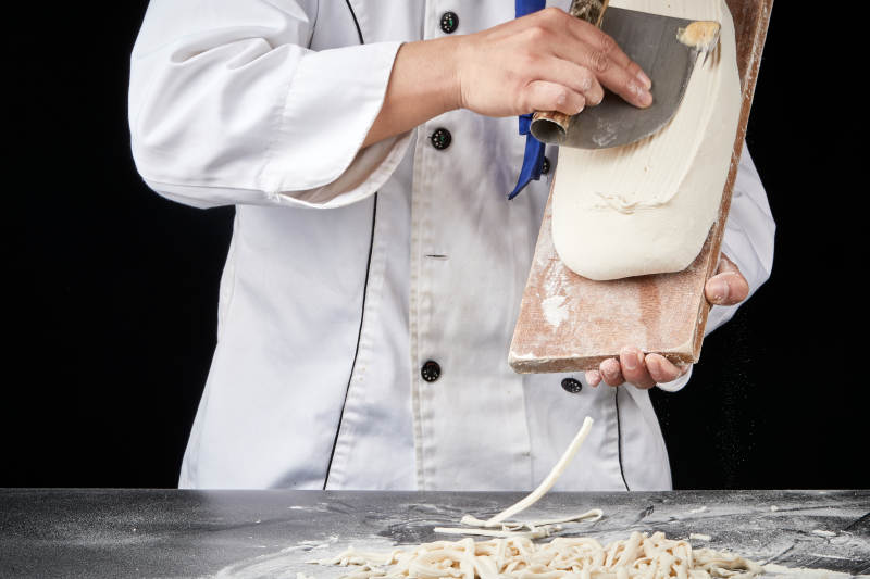 技艺精湛的山西刀削面师在展示刀削面制作图片