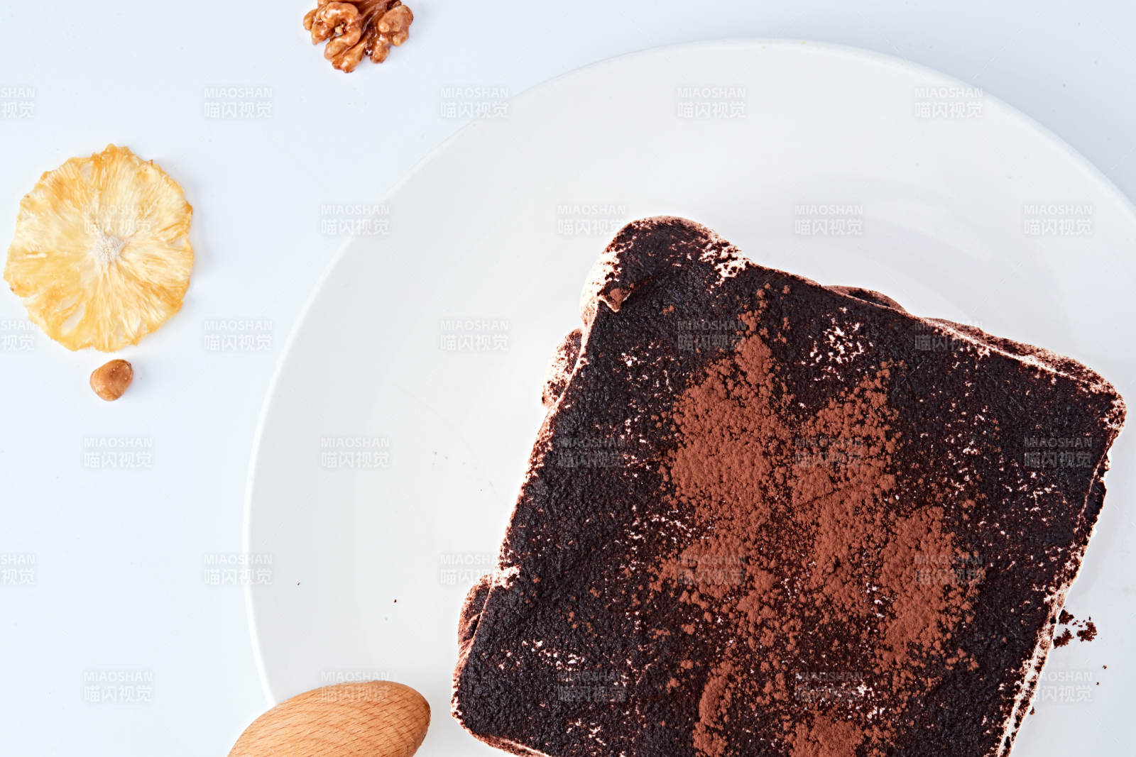 可可粉撒粉鲜奶酪黑森林蛋糕图片