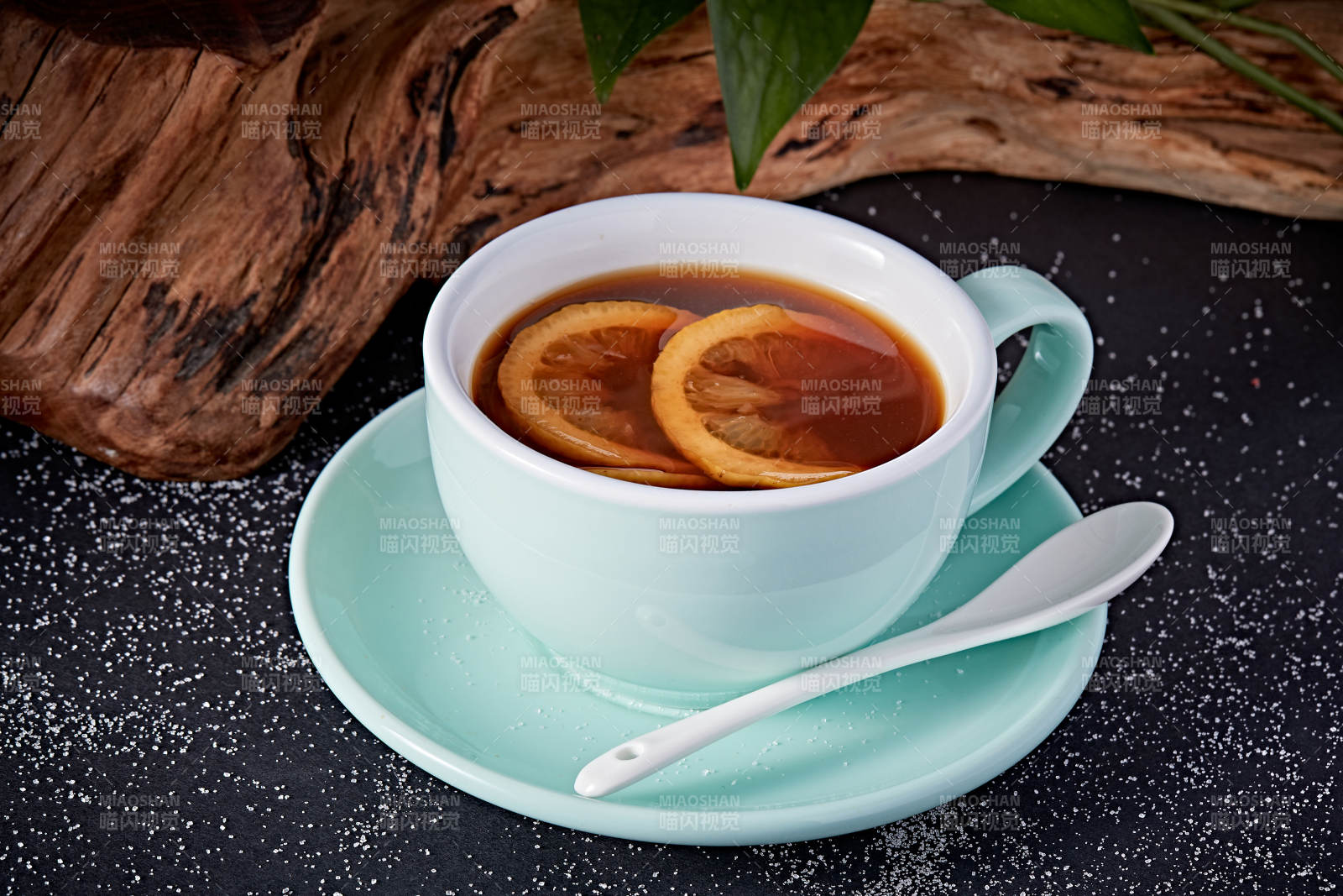 柠檬红茶摆放在黑色背景上图片