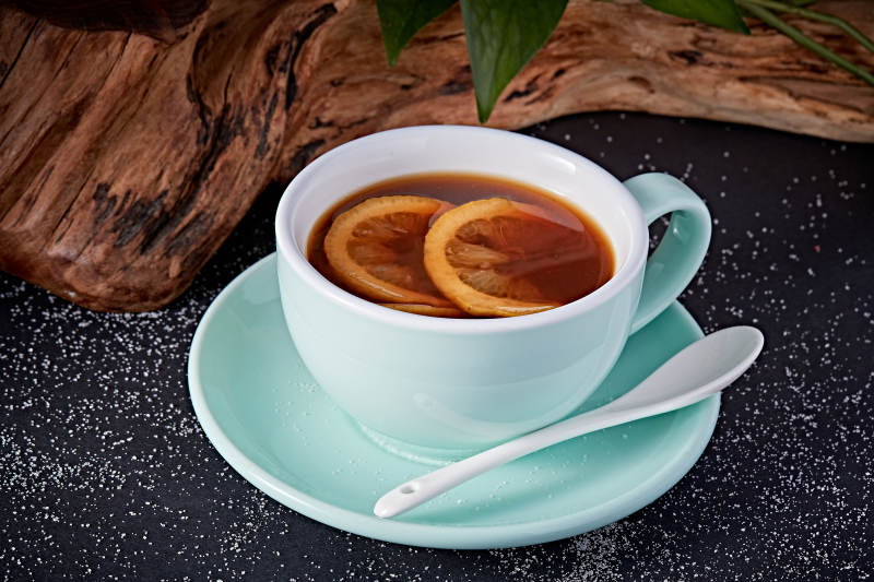 柠檬红茶摆放在黑色背景上图片