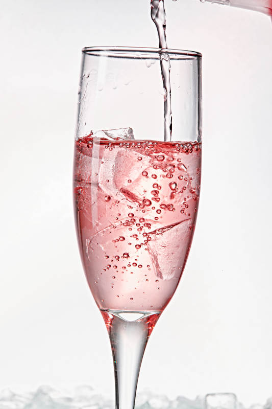 布满冰块的酒杯中的清凉桃子味预调酒图片